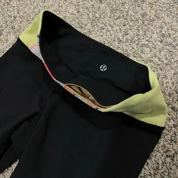 Lululemon Colorful Waistband cropped Leggings size 6 used condition reversible - Picture 5 of 7